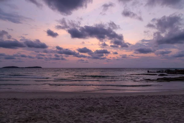 夕阳西下，美丽的云彩映衬 — 图库照片