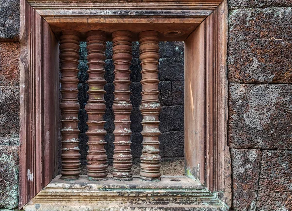 Kunst der alten asiatischen Baluster auf Fensterrahmen Tempel angkorianischen s — Stockfoto