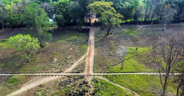 Dirt Road Forest path Prasat Thom ancient Pyramid Lost City in C — Stock Photo, Image