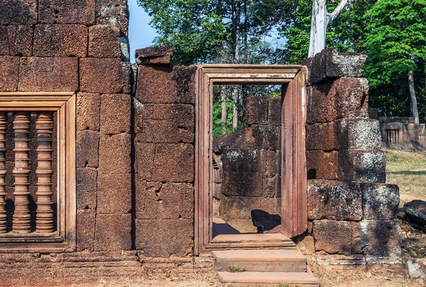 Arte de antiguo asiático balaustrer en ventana marco templo angkoriano s —  Fotos de Stock