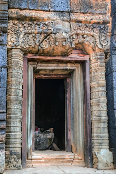 Drzwi do ruin świątyni Prasat Pram Koh Ker Kambodża — Zdjęcie stockowe