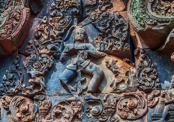 Detailed carvings pink limestone walls of Banteay Srei temple Ca — Stock Photo, Image