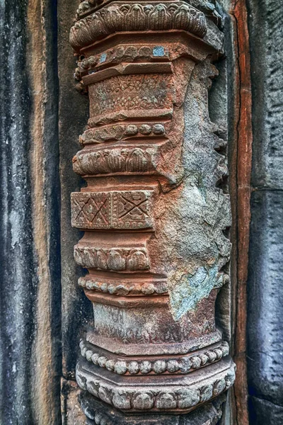 Detailed carvings pink limestone walls of Banteay Srei temple Ca — Stock Photo, Image