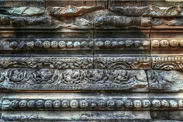 Esculturas detalhadas paredes de pedra calcária rosa de Banteay Srei templo Ca — Fotografia de Stock