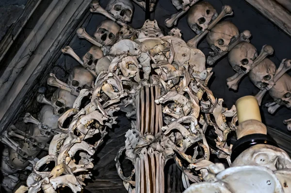 Botten en schedels decoratie muur gebouw detail kruisbeen — Stockfoto