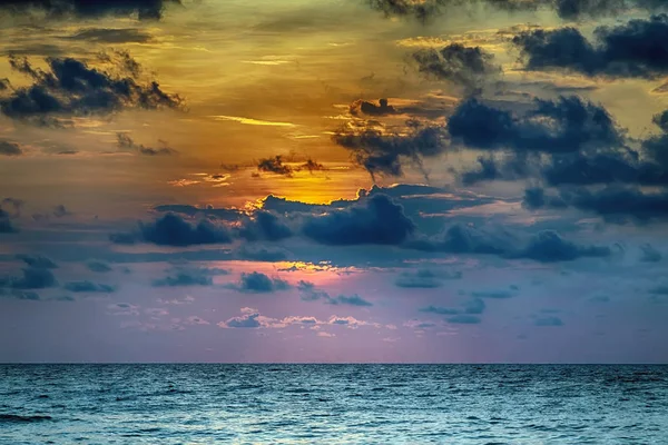 Drammatico paesaggio nuvoloso al tramonto — Foto Stock