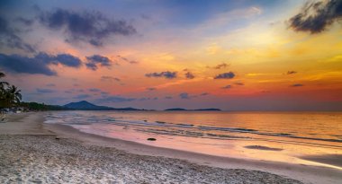 Renkli bulutlu arkaplan gün doğumu veya gün batımı