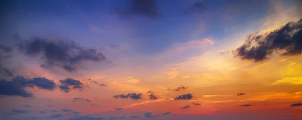 Colorido fondo nublado amanecer o atardecer — Foto de Stock