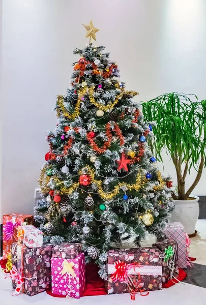 Julen semester nya året träd gåvor — Stockfoto