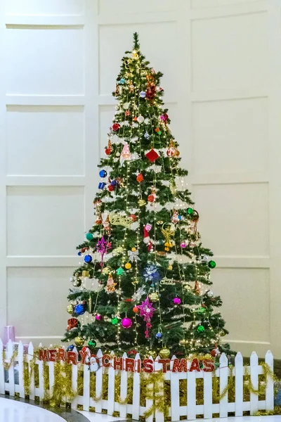 クリスマスツリーが飾られました — ストック写真