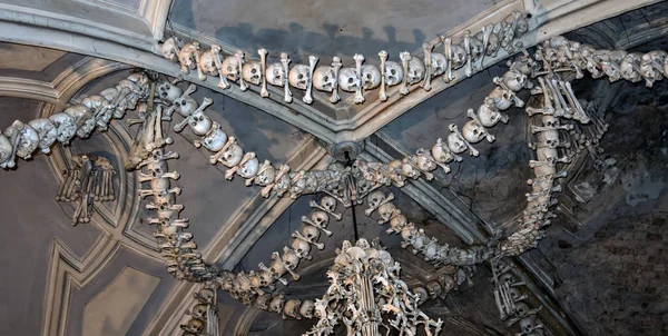 Candelabro, candelabro hecho huesos de esqueleto y cráneo en hueso ch —  Fotos de Stock