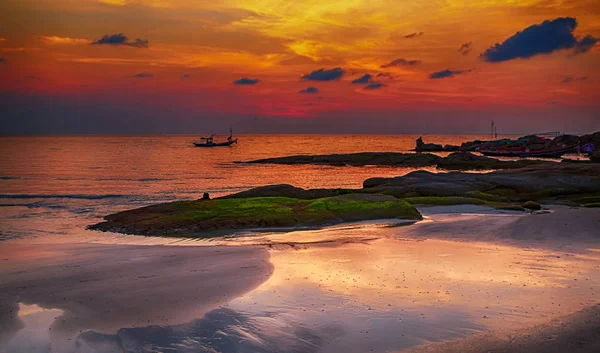 Fond nuageux coloré lever ou coucher du soleil — Photo