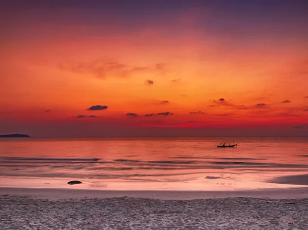 Colorido fondo nublado amanecer o atardecer — Foto de Stock