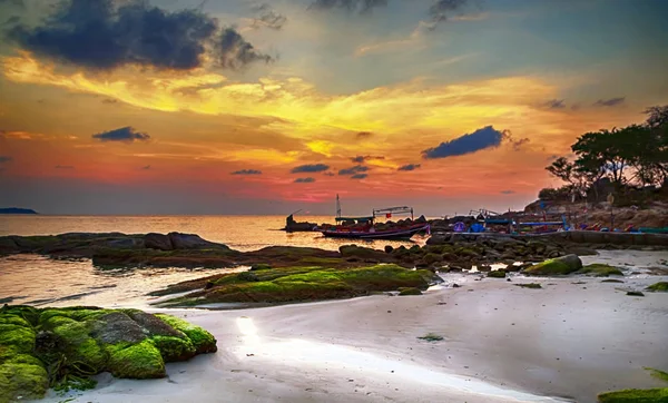 Colorido fondo nublado amanecer o atardecer — Foto de Stock