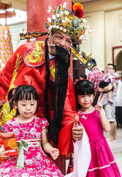 サンタクロースで中国の民族衣装の女の子笑顔 — ストック写真