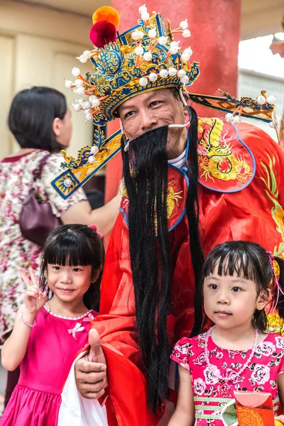 サンタクロース-中国の民族衣装の女の子 — ストック写真