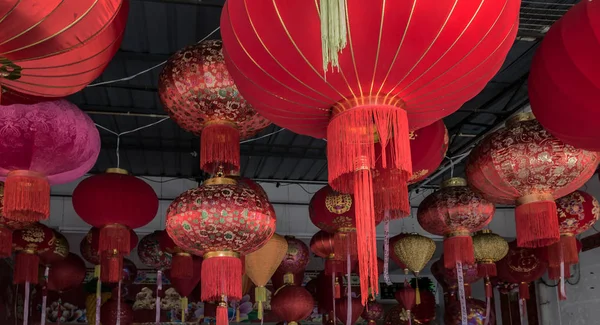 Китайские фонари красные или золотые кисти — стоковое фото