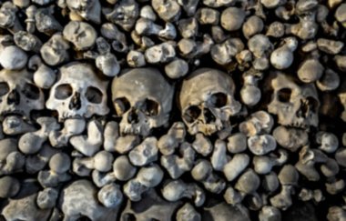 İnsan kemikleri, kafatası cadılar bayramı bulanık görüntüsü.