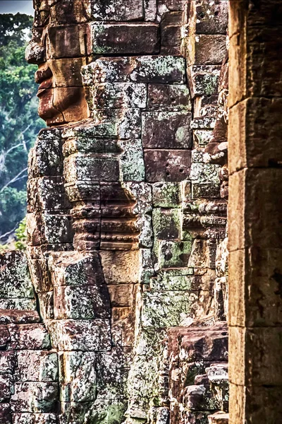 Камбоджийская рельефная резьба — стоковое фото