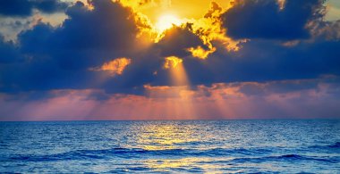 Denizde gün batımı altın saat