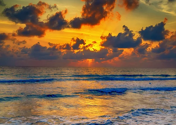 Pôr do sol do mar e nascer do sol em lugares populares — Fotografia de Stock