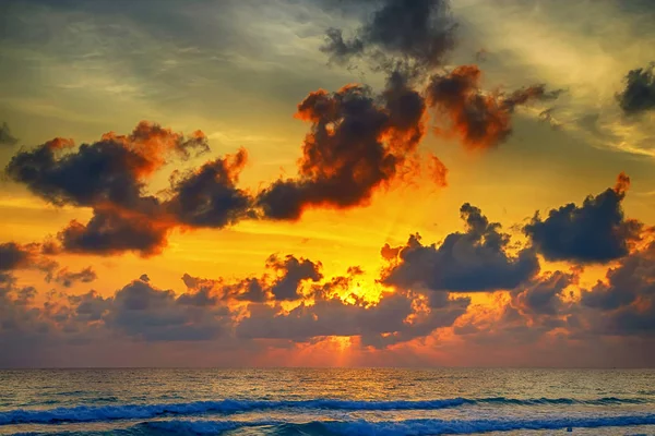 Raios de sol por do sol mar — Fotografia de Stock