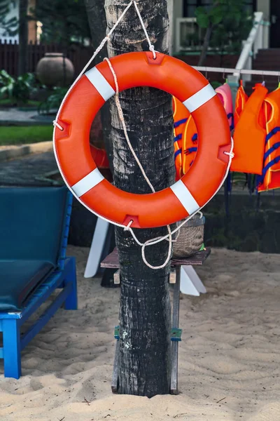 Помаранчевий пояс Бу екстрена допомога Лайфбуй пляж — стокове фото