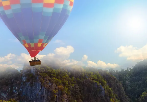 Berglandschaft Nebel Heißluftballon Schöner Himmel — Stockfoto