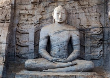 Buda 'nın kaya oymacılığı heykeli Lotus' un üzerinde duruyor Budist tapınağında.