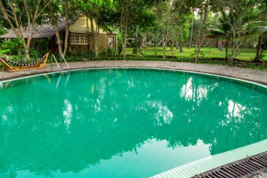 Lüks villada tropikal rahatlama, özel yüzme havuzu panoramik deniz manzarası. Rahatlamak için havuz kenarında.