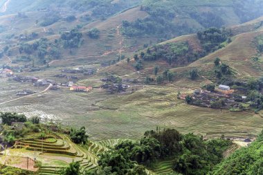 Ev Tarım Alanı Eco Sebze Bahçesi Dağın yakınında. Panorama pirinç tarlaları kırsal geleneksel köy kulübelerini, Vietnam manzaralarını, Sapa Güneydoğu Asya 'yı,.