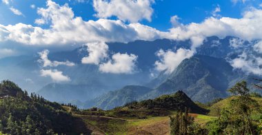 Gün batımında dağlarda manzara. Mavi bulutlu gökyüzü sahnesi.