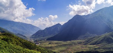 Alps Dağı güneşli öğleden sonra. Yeşil harika bahar manzarası dağlarda. Çimenli dağ sırtı ve yuvarlanan tepeler.