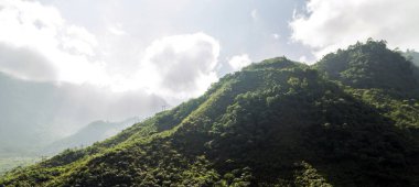 Panoramik dağ Puslu sabah manzarası Alpler 'de perspektif manzaralı