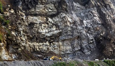 Craler Excavator kaya yolu kazıları, dağ inşaat alanı yolu - Yeni Asfalt yol inşaatı lojistiği.