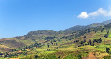 Dağ bulutu manzaralı arazi manzarası. Dağ zirvesi mavi gökyüzü beyaz bulutlar panorama. Vietnam manzaraları.
