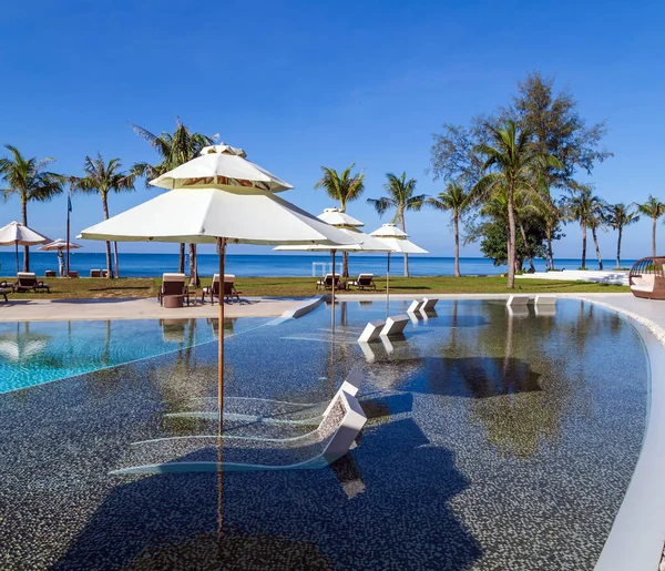 Blauw Zwembad Tropisch Strand Relaxen Ligstoelen Parasol Hotel Resort Reis — Stockfoto