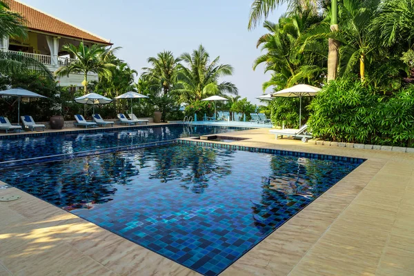 Piscine Bleue Plage Tropicale Relaxer Chaises Longues Parasol Hôtel Resort — Photo