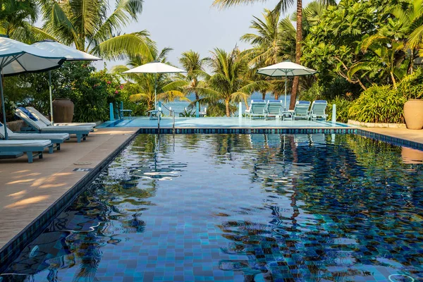 Sonnendeck Mit Sonnenschirm Schwimmbad Hotel Resort Strand Panorama Meerblick Blauer — Stockfoto