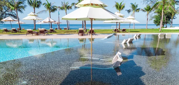 Tropisches Resort Hotel Mit Schwimmbad Sonnenschirm Strandkorb Fliesenboden Marmor Keramik — Stockfoto