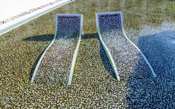 Tropikalny Hotel Basenem Krzesło Plażowe Kafelki Podłogowe Marmurowe Mozaika Ceramiczna — Zdjęcie stockowe