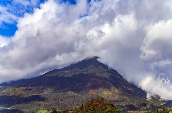 日落时山中的风景 蓝色多云的天空 — 图库照片