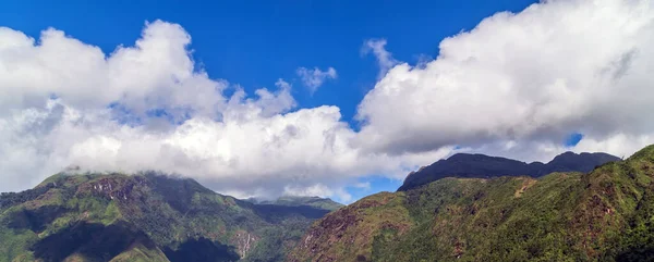 風景ビューローリングヒルズ山の行 山の中で風光明媚なパノラマ素晴らしい春の風景 要旨自然背景 — ストック写真