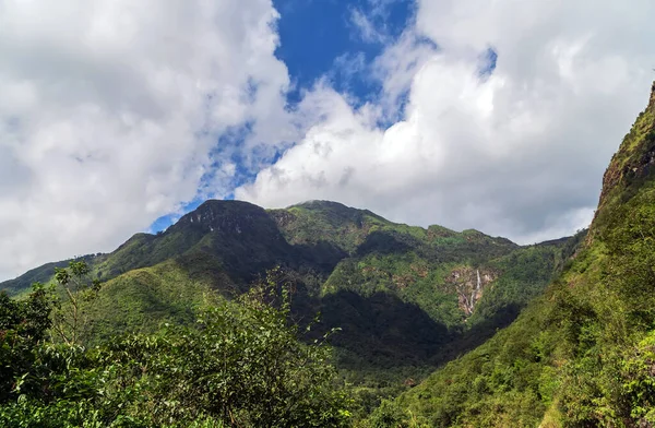 Grüne Gebirgskette Himmel Szene Weiße Wolken Panorama — Stockfoto