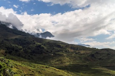 Panoramik dağ Puslu sabah manzarası Alpler 'de perspektif manzaralı