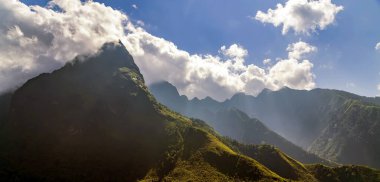 Alps Dağı güneşli öğleden sonra. Yeşil harika bahar manzarası dağlarda. Çimenli dağ sırtı ve yuvarlanan tepeler.