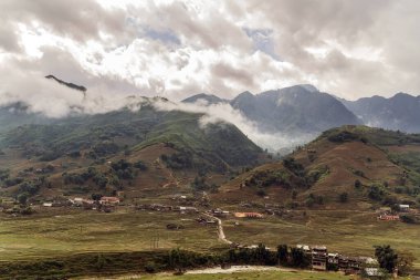 Panorama pirinç tarlaları kırsal geleneksel köy evlerini Vietnam manzaralarını süslerdi..