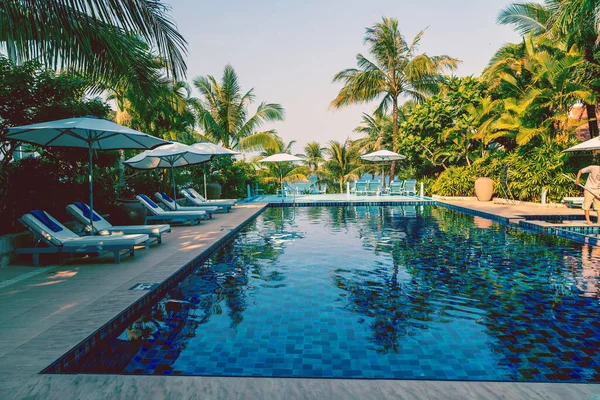 Sonnendeck Mit Sonnenschirm Schwimmbad Hotel Resort Strand Panorama Meerblick Blauer — Stockfoto