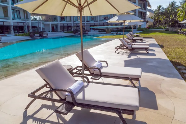 Swimmingpool Luxus Tropischen Resort Panoramischen Liegestühle Liegestühle Und Sonnenschirm — Stockfoto
