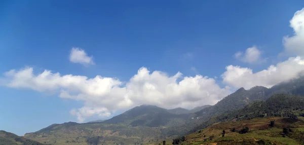 高山云顶景观景观范围 山顶蓝天白云全景 越南的风景 — 图库照片